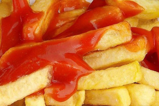 Bedienung wirft Pommes-Teller ins Gesicht eines Gastes