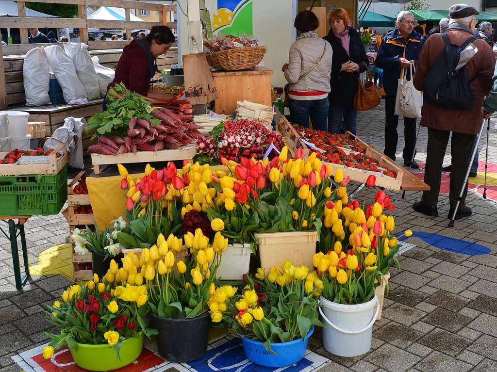 Obst, Gemse und Blumen am Stand der Waldkircher Peterhfe