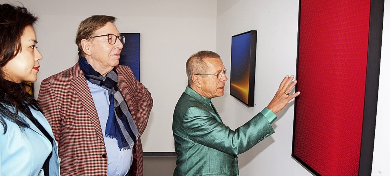 Gnter Scharein erklrt dem Ehepaar Messmer seine Bilder.   | Foto: Haberer