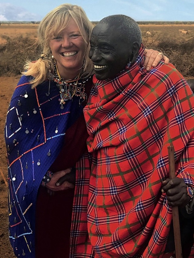 Petra Leisinger-Burns mit einem Maasai im Gebiet Amboseli.  | Foto: Privat