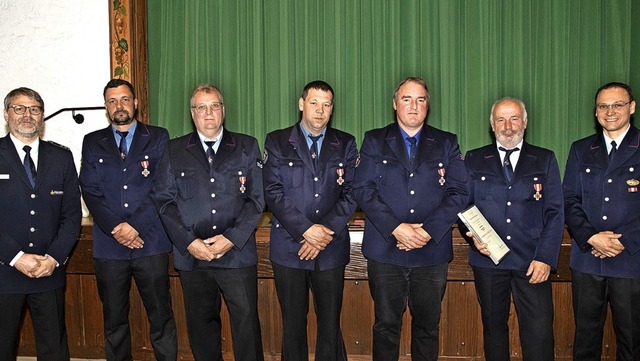 Fr 40 Jahre aktiven Feuerwehrdienst z...f, Manfred Laatsch und Daniel Oswald.   | Foto: Volker Mnch