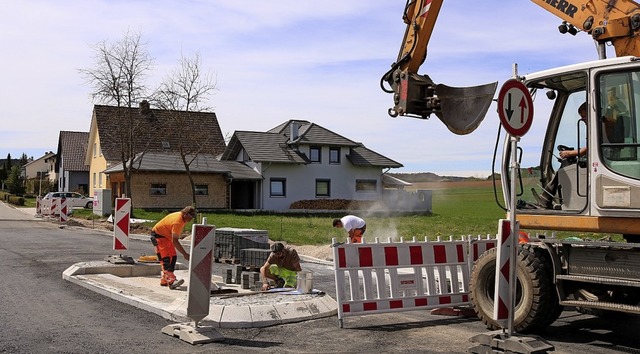 Eine Querung fhrt den neuen Gehweg en...zen Marius Laule  und Ian Schumacher.   | Foto: Jens Wursthorn