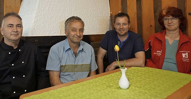 Die Renovierung des Loipenstbles ist ... Albiez, Timo Schwarz und Christa Matt  | Foto: Hans-Jrgen Sackmann