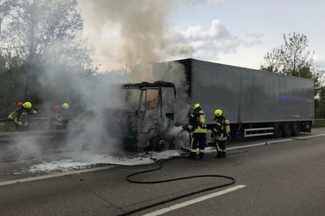 Ein Laster brannte auf dem Standstreifen  | Foto: Feuerwehr Emmendingen