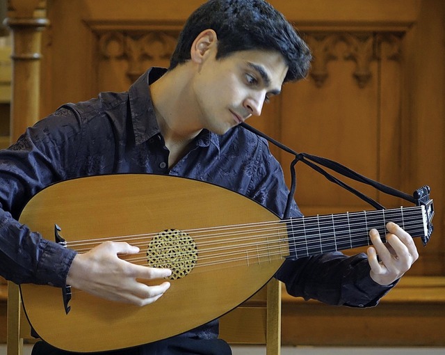 Der Lautenist Sam Brown  spielte in tlingen englische Renaissance-Musik.   | Foto: FREY