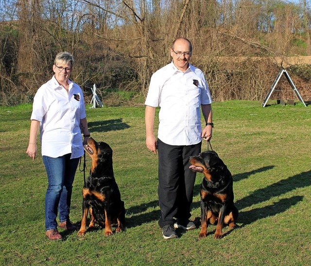 Ursel und Peter Gempp mit ihren Hunden...nd &#8222;Tessa vom Heidebren&#8220;.  | Foto: Reinhard Cremer