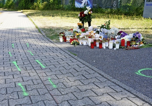 Teddybren, Blumen und Kerzen erinnern...n Monate alten Jungen und seiner Oma.   | Foto: dpa