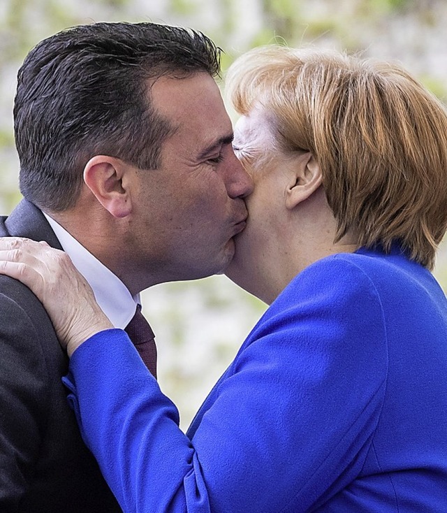 Kanzlerin  Merkel begrt den  nordmaz...erprsidenten  Zoran Zaev in Berlin.    | Foto: DPA