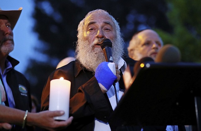 Rabbiner Yisroel Goldstein bte einen Zeigefinger ein.   | Foto: AFP