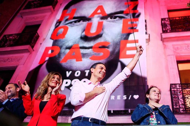 Wahlsieger Pedro Snchez mit seiner Frau Begonia Gomez (links daneben)   | Foto: dpa