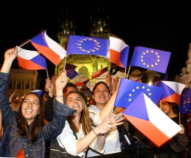 Junge Tschechinnen feiern am 30. April... die Aufnahme ihres Landes in die EU.   | Foto: DPA
