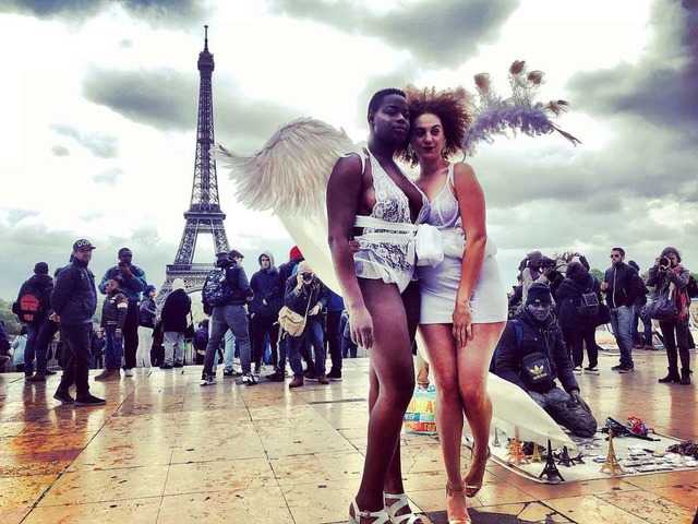 Protest in Spitze: Models  posieren vor dem Eiffelturm.  | Foto: knut