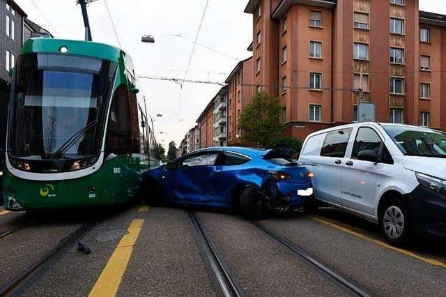 Auto kollidiert in Basel mit Tram