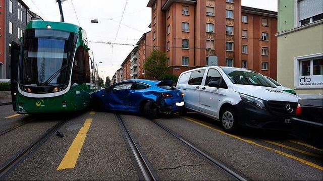 Das Auto war eingekeilt.  | Foto: Kantonspolizei Basel 