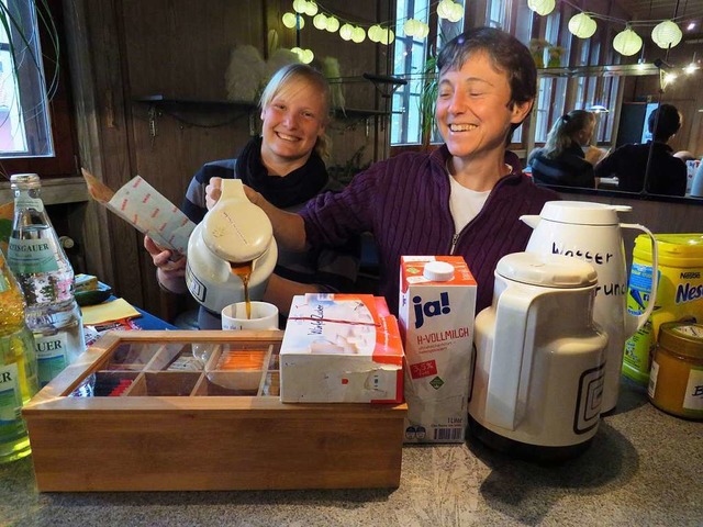 Christiane Alt (rechts) und Sabrina Fa...r, dass sich die  Besucher wohlfhlen.  | Foto: Claudia Gempp