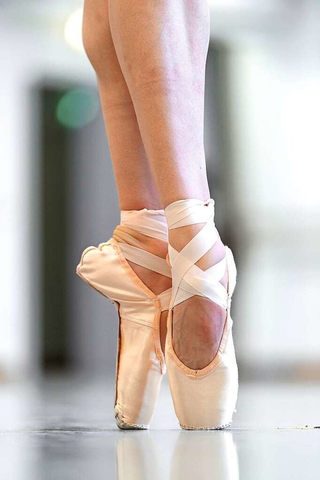 Eine Ballerina tanzt auf Spitzenschuhe...n ihre Beine lnger erscheinen lassen.  | Foto: dpa