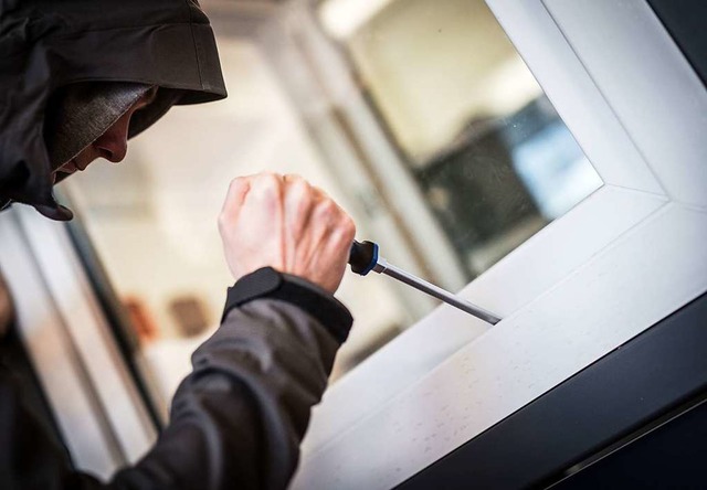 Durch ein Fenster verschaffte sich der...recher Zugang zur Wohnung (Symbolbild)  | Foto: dpa