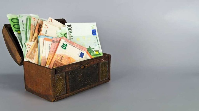 Anstatt das Geld in einem Koffer aufzu...e meisten Leute lieber zur einer Bank.  | Foto: ghazii  (stock.adobe.com)