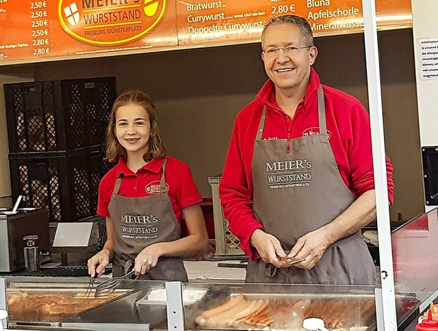 Lina und ihr Vater bei der Arbeit am Stand  | Foto: privat