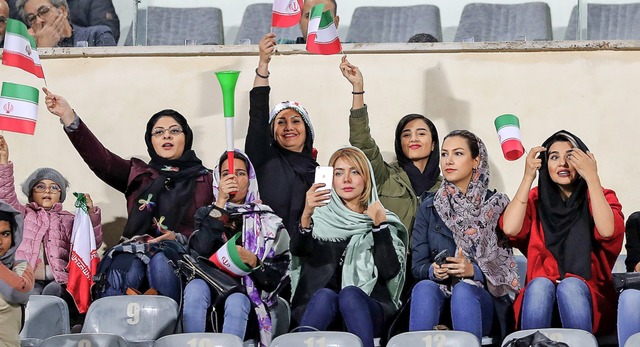 Vergangenen Oktober durften Frauen in ...ahrzehnten wieder ins Fuballstadion.   | Foto: dpa