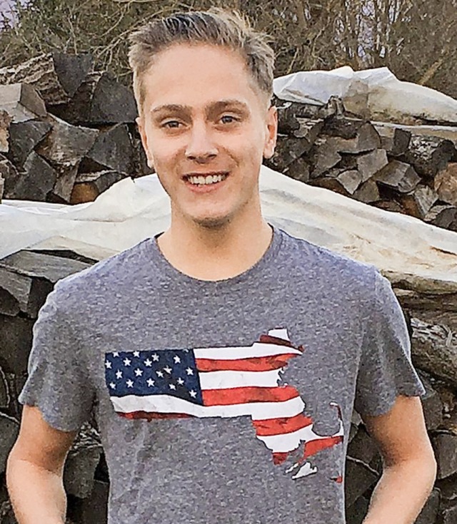Noah mit US-Flagge auf seinem T-Shirt   | Foto: privat