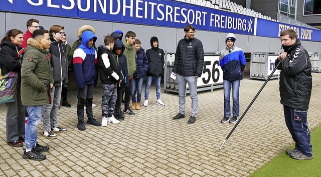 SC-Greenkeeper Fabian Riesterer (recht... Glunk (Dritter von rechts) hren zu.   | Foto: S. Streif