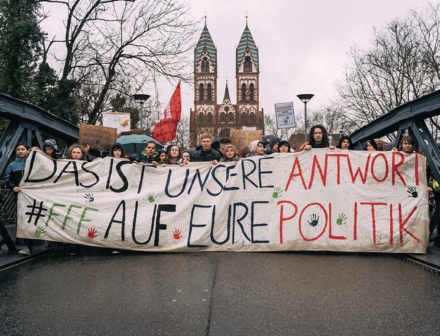 Trotz schlechtem Wetter wurde auch im Mrz fr mehr Klimaschutz demonstriert.  | Foto: Stefan Hipp/Thomas Kunz