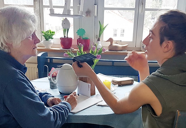 Lino Ferdinand interviewt seine Oma Marluise Gandras.  | Foto: Lino Ferdinand