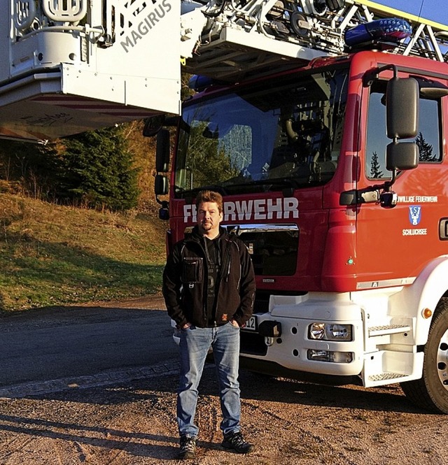 Martin Burgert vor dem Drehleiterfahrzeug  | Foto: Hannes Burgert