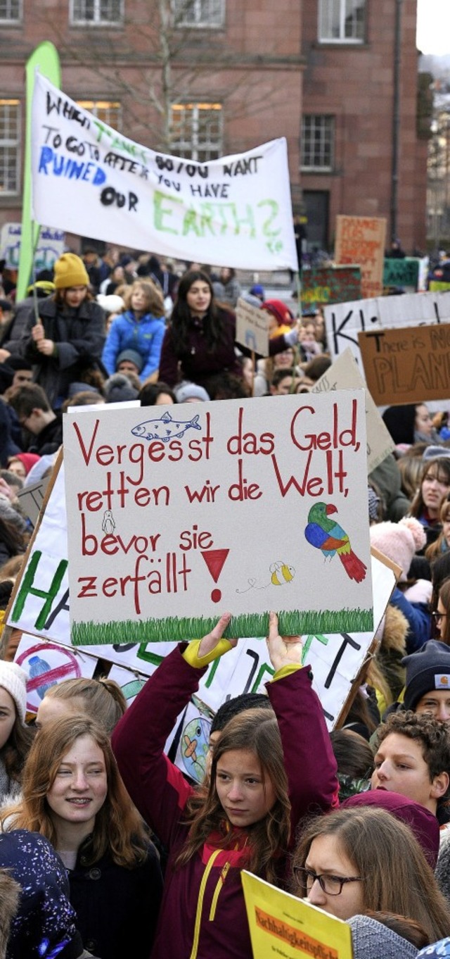 Mit Plakaten aus Pappe fr das Klima: ...r Fridays-for-Future-Demo in Freiburg   | Foto: Thomas Kunz