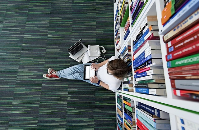 Zum Bffeln geht es in die Bibliothek   | Foto: .shock (stock.adobe.com)