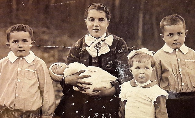 Sophie Doll (zweite von rechts) mit ih...en Brdern Peter, Josef und Bernhard.   | Foto: privat