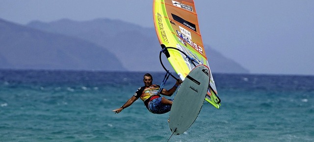 Wind und Wellen machen den Atlantik ru...rieninsel zu einem Paradies fr Surfer  | Foto: dpa