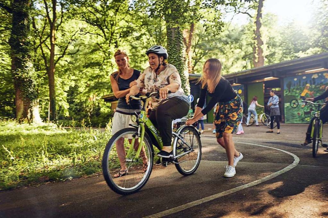 Bei Bike &amp; Belong knnen geflchtete Frauen und Mdchen Fahrradfahren lernen  | Foto: FELIX GROTELOH FOTOGRAFIE