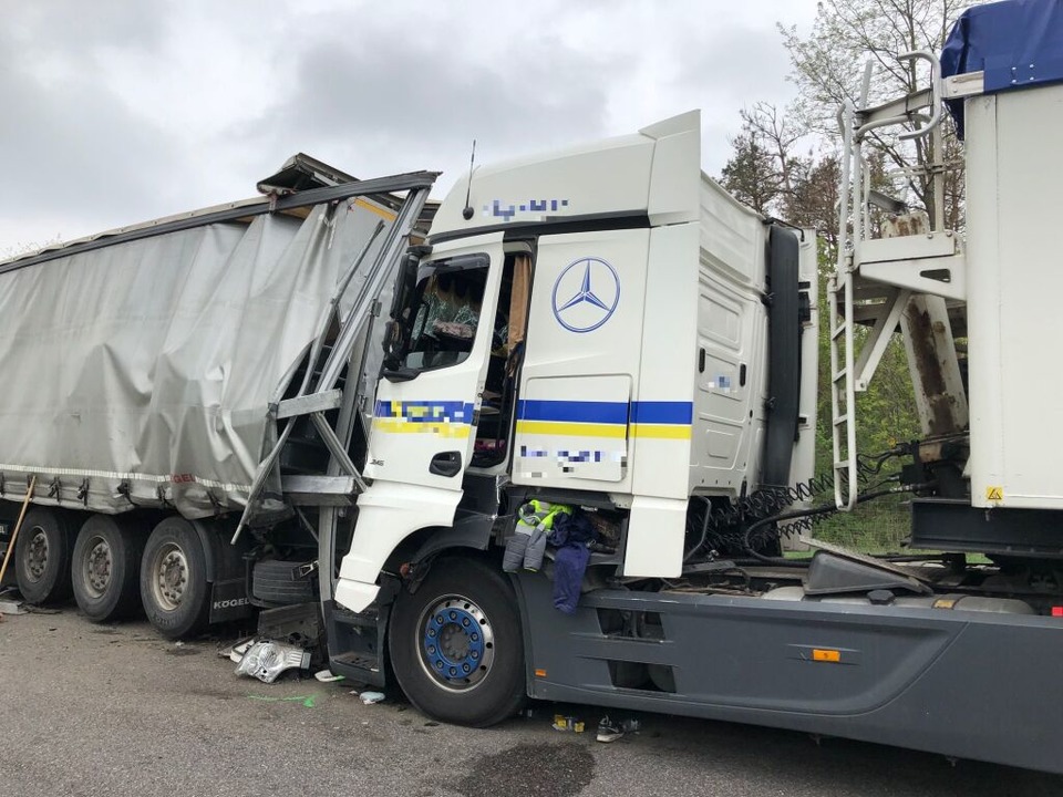 Zwei Lastwagen und ein Auto waren in den Unfall verwickelt.  | Foto: Feuerwehr Bad Krozingen