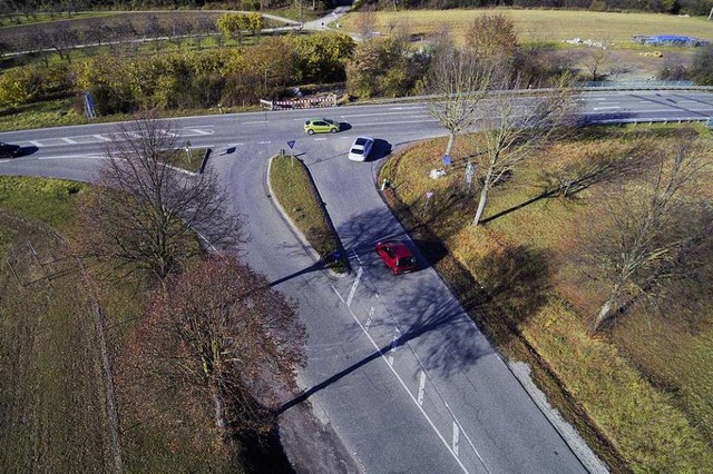 Zu Stozeiten ist es fr Linksabbieger...in Kreisverkehr soll Abhilfe schaffen.  | Foto: Michael Saurer