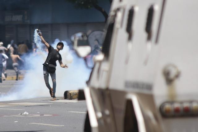 Gepanzertes Fahrzeug überrollt Demonstranten in Caracas