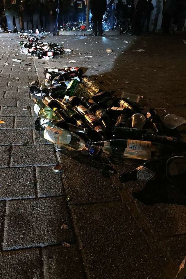 Vor allem in der Belfortstrae blieben laut Polizei viele leere Flaschen zurck.  | Foto: Polizei Freiburg