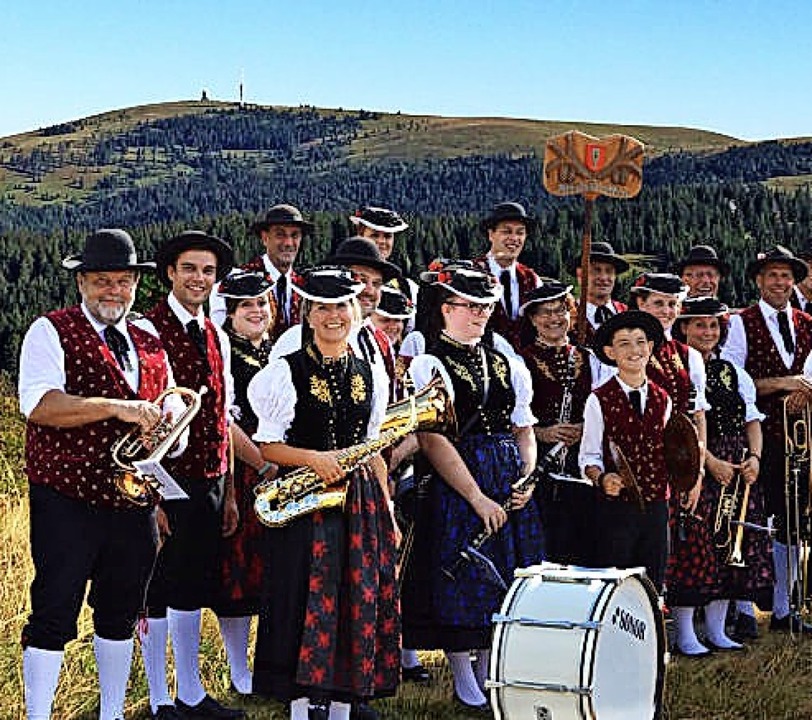 Feldberg im Hintergrund:  Trachtenkapelle vor der der Blechschlacht  | Foto: Hochschwarzwald Tourismus
