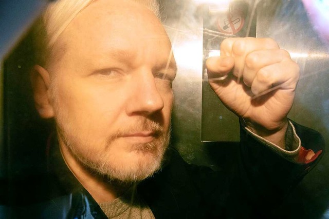 Julian Assange bei seiner Ankunft am Gericht in London.  | Foto: AFP
