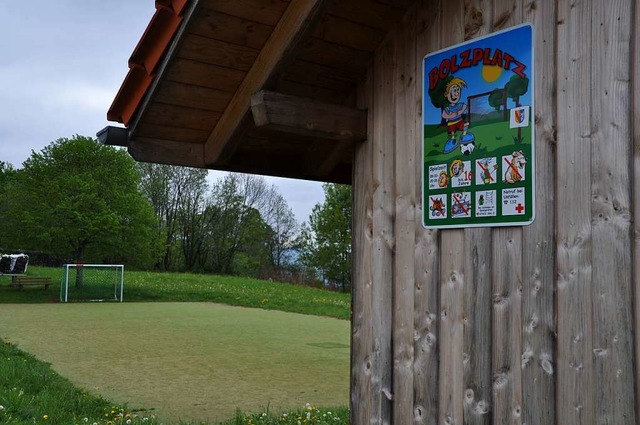 Ein Verbotsschild sorgt nicht nur in Krnberg am Bolzplatz fr rger.  | Foto: Nicolai Kapitz