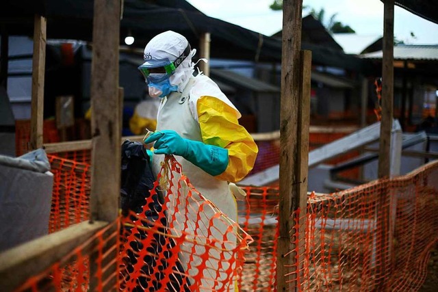 Ein medizinischer Helfer arbeitet in einem Behandlungszentrum fr Ebola.  | Foto: dpa