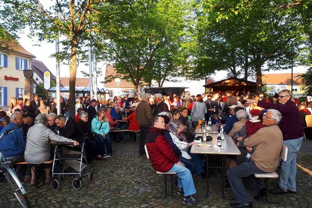 Das wiederentdeckte Maibaum-Stellen be...im war berraschend extrem gut besucht  | Foto: Otmar Faller