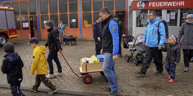 Auf geht&#8217;s: Teilnehmer des Bilde... Feuerwehrgertehaus aus auf den Weg.   | Foto: Ilona Hge