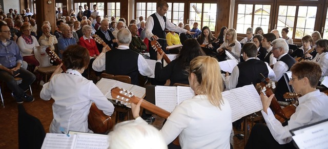 Zupfmusik-Matinee im voll besetzten Jechtinger Burgundersaal  | Foto: Roland Vitt