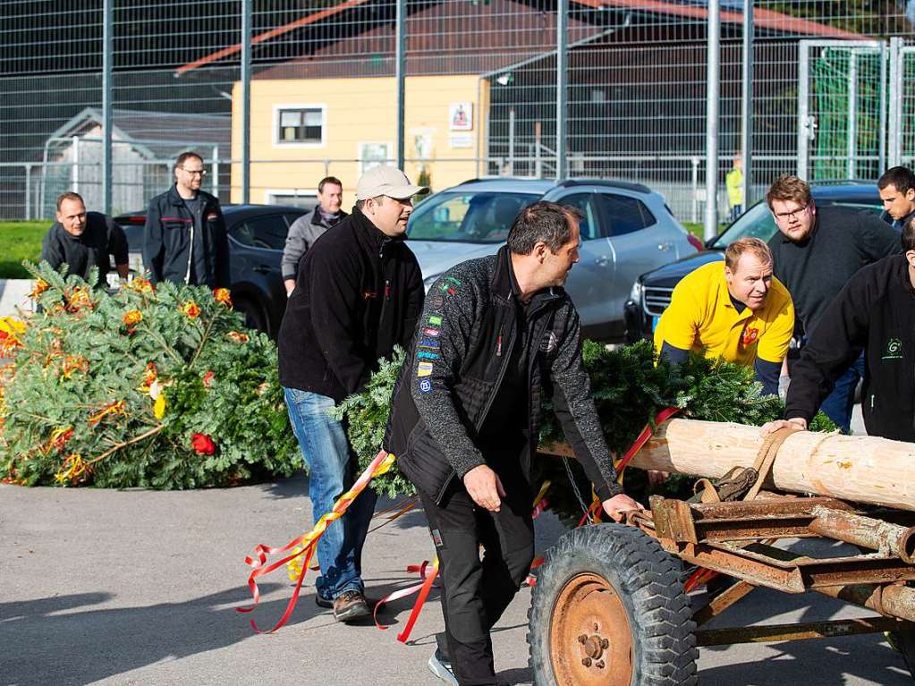 Das Maibaumstellen der Gndelwanger Vereine lockte viele Besucher auf den Dorfplatz.