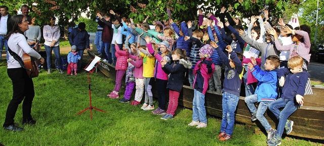 Die  Grundschler mit  Lehrerin Stepha... erfreuten mit ihren Liedern zum Mai.   | Foto: Sedlak