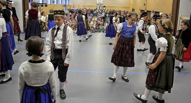 Den Tanz in den Mai erffneten Kindert...ine vom Trachtenverein Zweitlerland.   | Foto: Karin Heiss