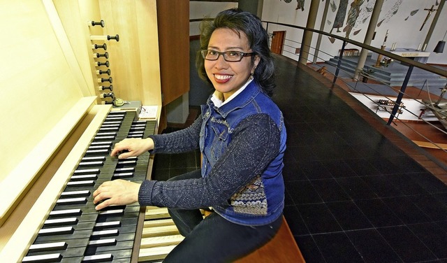 Conny Mulawarma an der Orgel der Heiliggeistkirche an der Uniklinik   | Foto: Michael Bamberger