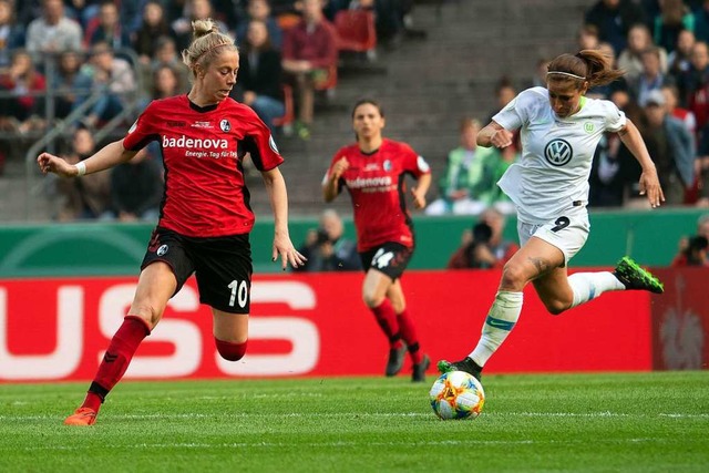 Wolfsburgs Anna Blsse  und Freiburgs ... Beck versuchen an den Ball zu kommen.  | Foto: dpa